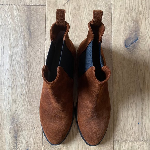 Beautiful Brown Suede Chelsea Boots in Near Perfect Condition - Picture 4 of 6